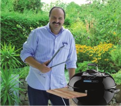 Spitzenkoch Johann Lafer pr&auml;sentiert hier das WEBER-Sondermodell One-Touch-Premium aus der Johann-Lafer-Edition